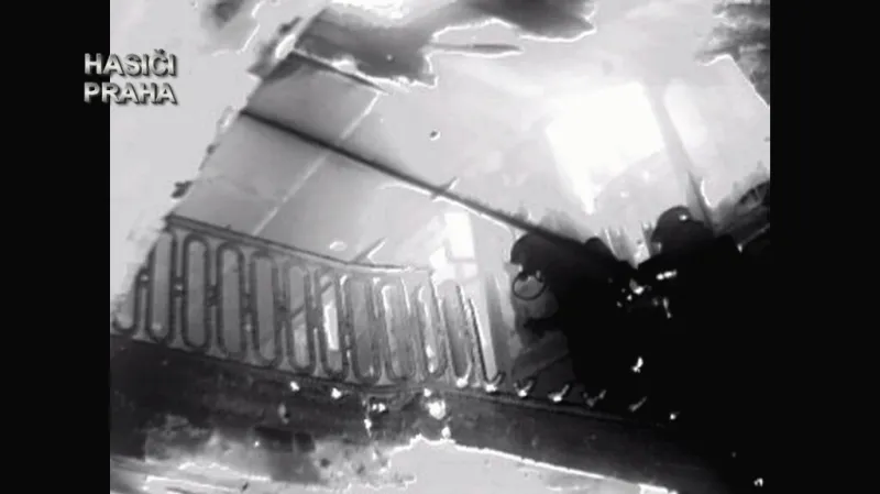 Hasiči si museli cestu před sebou hasit, kvůli hustému kouři téměř neviděli (záběr z termokamery)