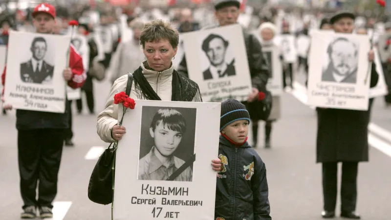 Příbuzní obětí nepokojů z října 1993 během pietní akce v roce 2004