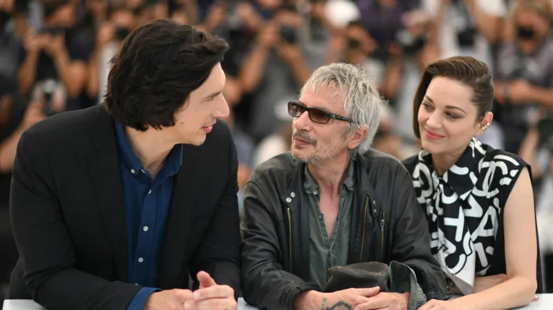 Herec Adam Driver, režisér Leos Carax (uprostřed) a herečka Marion Cotillardová