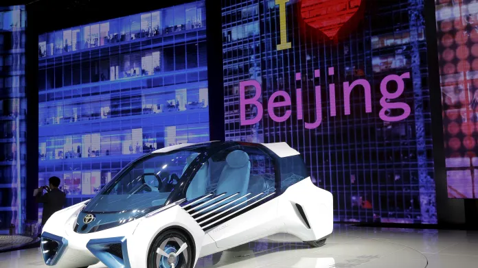 Pekingský autosalon vystavil 1200 vozů, z toho 147 na alternativní pohon.