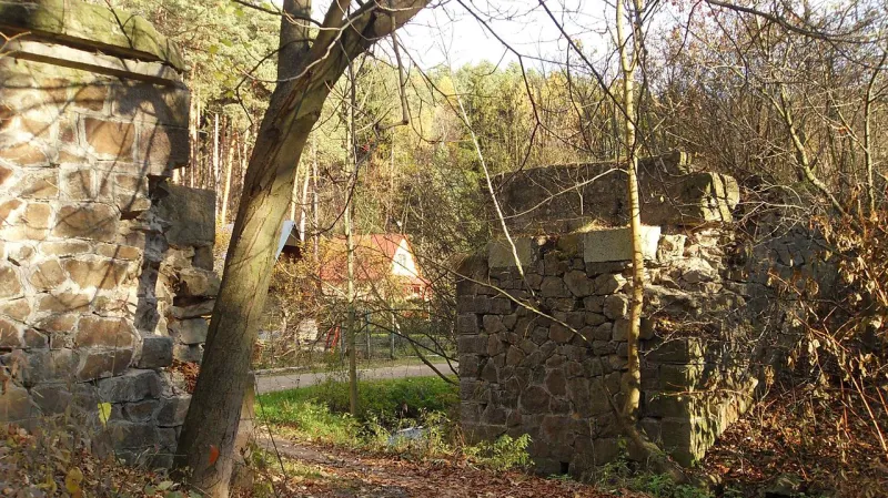 Zachované kamenné opěry mostu v údolí Ponávky