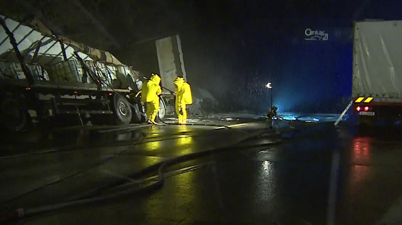 Nehoda kamionu s kyselinou