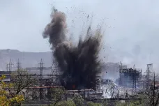 Na Azovstal stále dopadají bomby. Střílí se po celé donbaské frontě