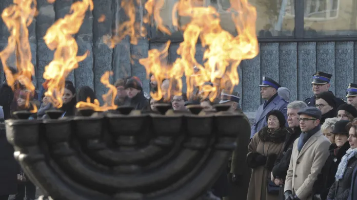 Připomínka obětí holocaustu ve Varšavě
