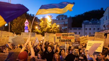 Lidé v Kyjevě protestují proti odvolání ministra obrany Mychajla Fedorova (18. července 2026)