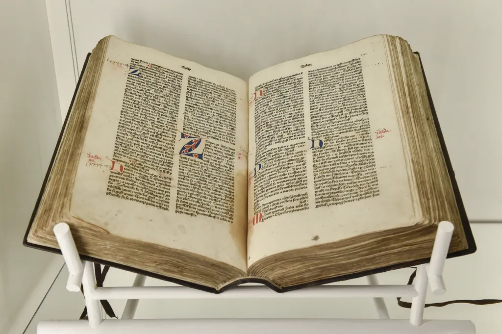 Návštěvníci výstavy nazvané Unikáty ze sbírek starých tisků si mohou prohlédnout především několik prvotisků, tedy knih vzniklých do konce 15. století. Nejvzácnějším z nich je Bible pražská z roku 1488, která je vůbec první kompletní českou tištěnou biblí