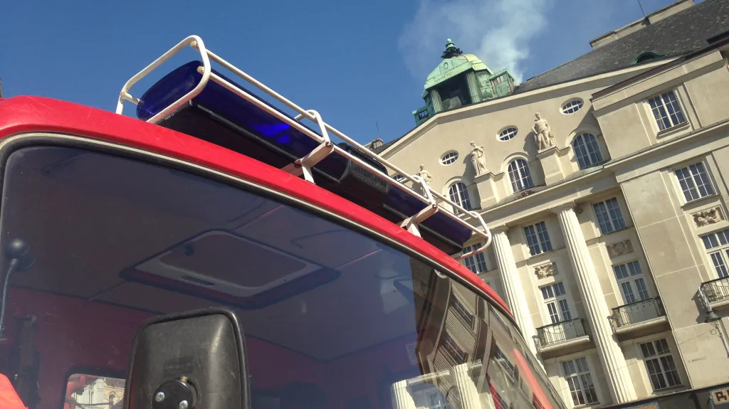 Požár na střeše hotelu vypukl okolo poledne