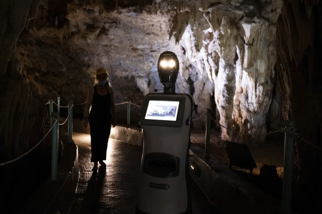 První robotí průvodce na světě, který předává informace turistům v jeskynním systému, se jmenuje Persefona. Turistům slouží v řecké jeskyni Alistrati