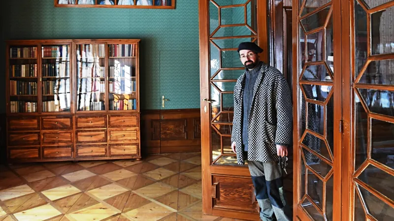 Kastelán zámku Červená Lhota Tomáš Horyna v jedné ze zrekonstruovaných komnat ve východním křídle