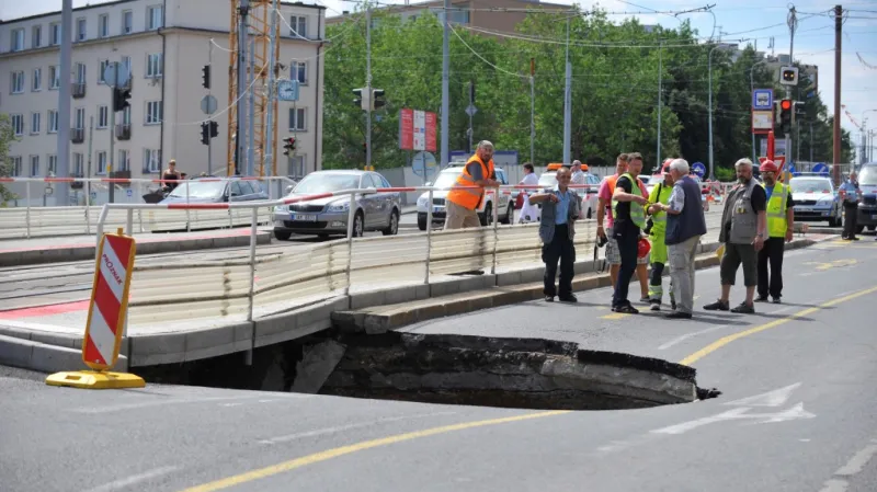 Díra byla nejprve menší a později se rozšířila