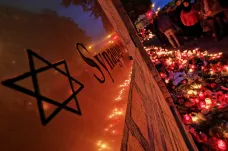 Muž, který útočil u synagogy v Halle, byl obžalován ze dvou vražd a 68 pokusů o ni