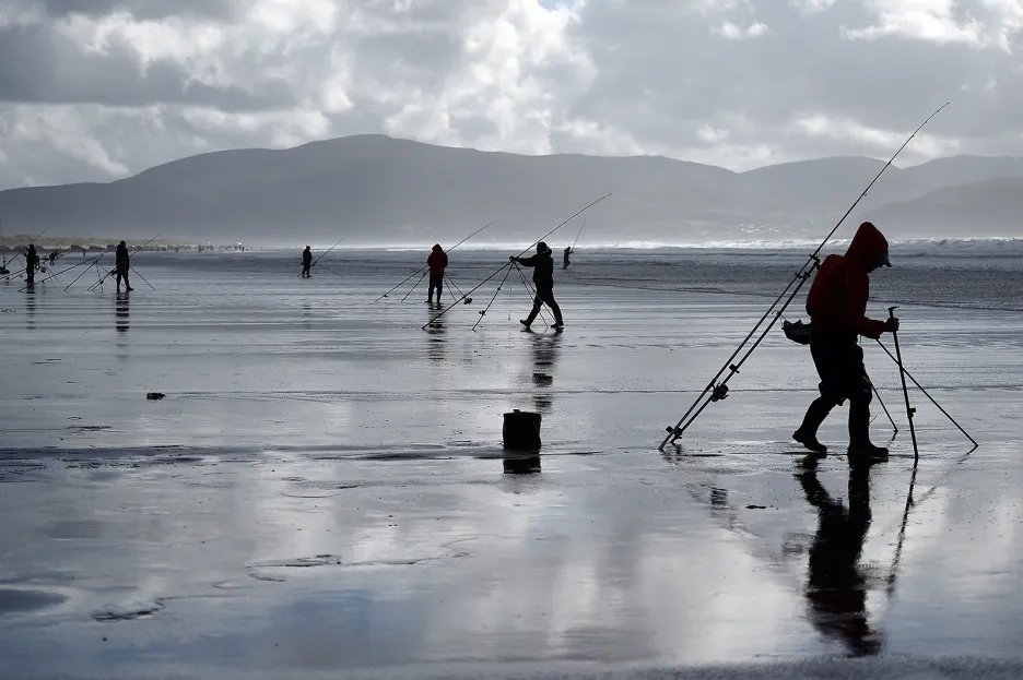 Účastníci rybářské soutěže Diawa Irish Pairs ve větrných podmínkách na poloostrově Dingle v Irsku