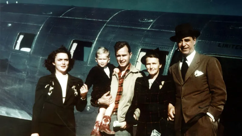 George H. Bush s maželkou Barbarou a rodiči Prescottem a Dorothy Bushovými