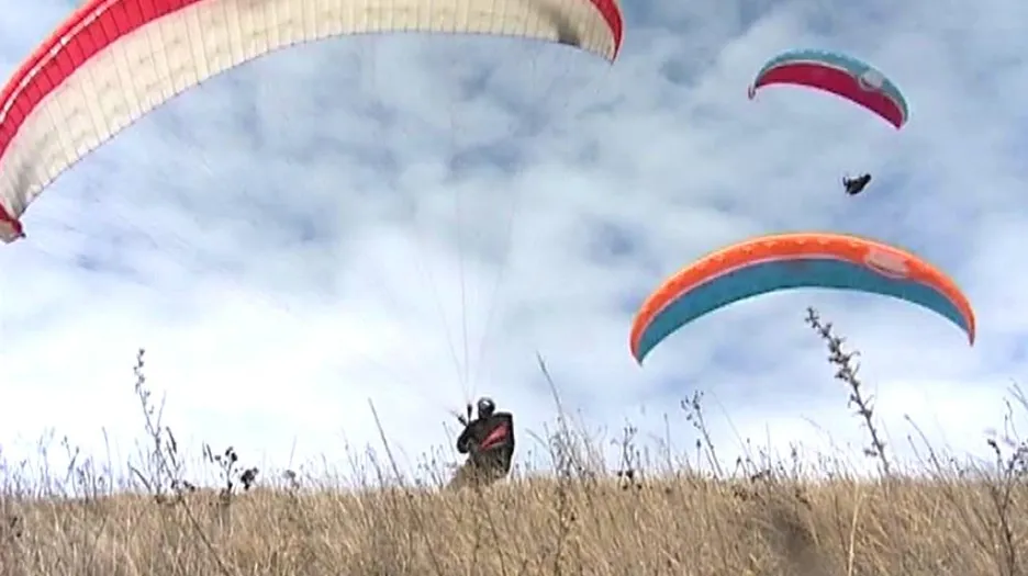 Paraglidisté na Pálavě