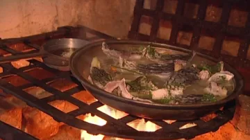 Příprava jídla na ohni
