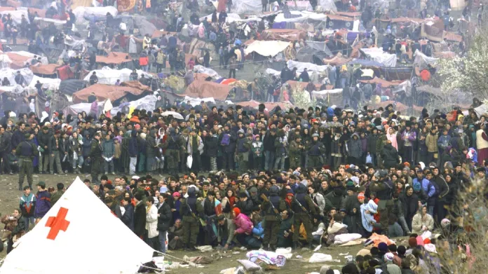 Více než 25 tisíc kosovských Albánců se tísní v uprchlickém táboře na hraničním přechodu Blace mezi Makedonií a Kosovem (3. 4. 1999)