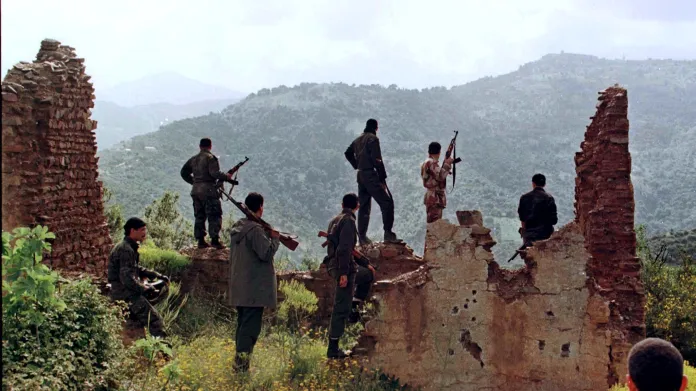 Místní obyvatelé na hlídce v horách, kde útočily islamistické skupiny na alžírské civilisty (1998)