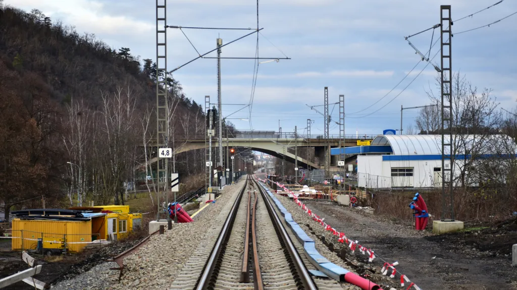 Úsek trati Smíchov–Černošice v Chuchli v době modernizace