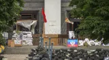 Zabarikádovaný štáb povstalců v Luhansku