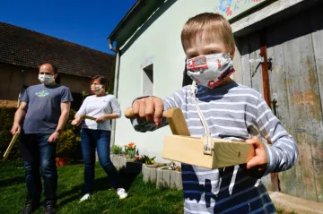 Velikonoční zvyky, lyžování i nákupy na zahradu. Letos jsou svátky ve stínu pandemie