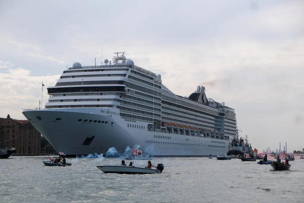 Krátce před tím se ministři shodli na tom, že obřím plavidlům nebude umožněno kotvit přímo v Benátkách. V minulosti ale podobné zákazy zrušily soudy