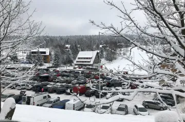 Policie otevřela příjezdy do Bedřichova. Ráno byly zavřené kvůli náporu běžkařů
