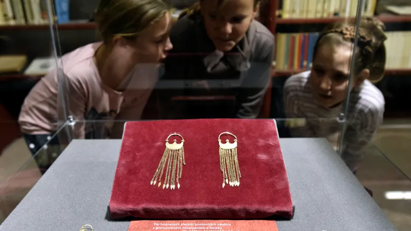 Zlaté náušnice z 2. poloviny 9. století