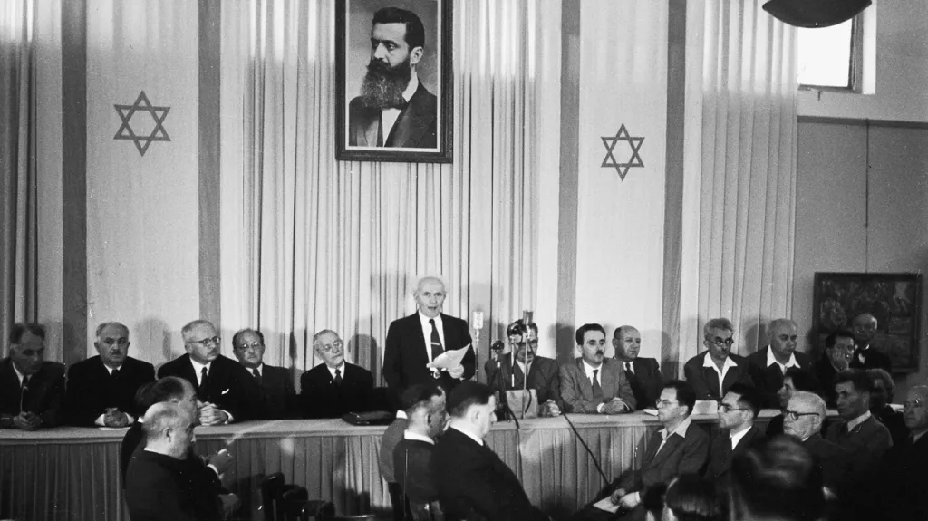 14. května 1948, den před ukončením Britského mandátu Palestina, byla vyhlášena nezávislost Státu Izrael po téměř dvou tisících letech židovského rozptýlení v diaspoře. David Ben Gurion přečetl deklaraci nezávislosti Státu Izrael v Tel Avivu (na snímku)