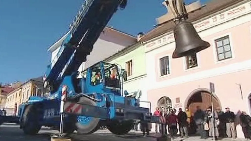 Stěhování zvonu na věž vimperského kostela