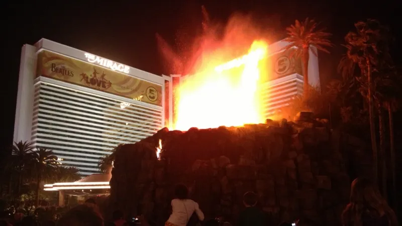 Vulkán před hotelem Mirage