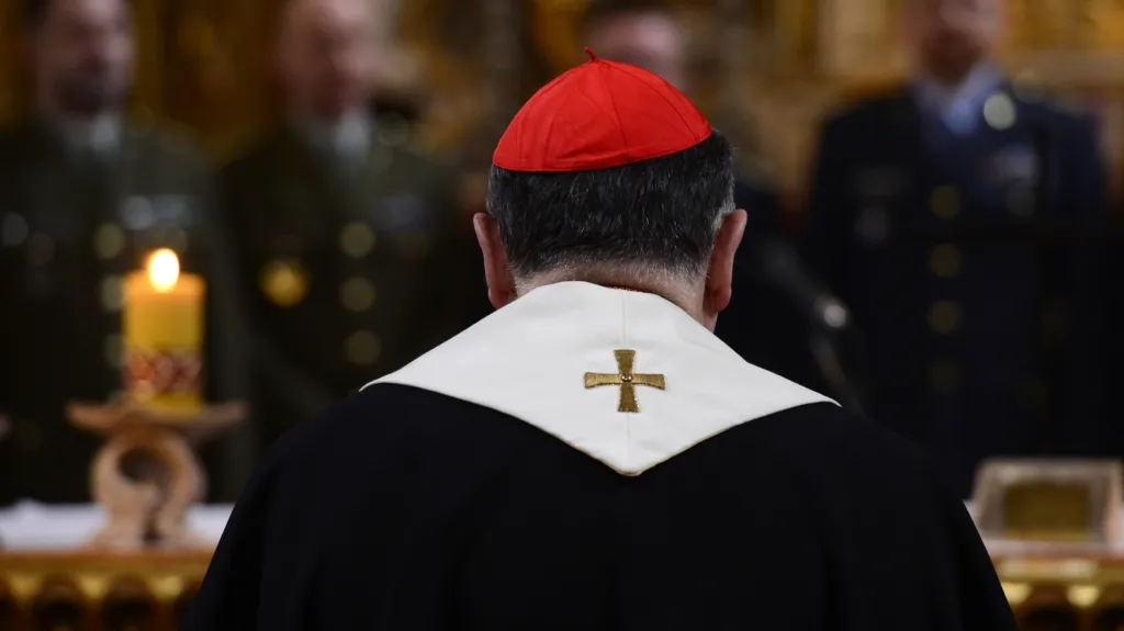 Kardinál Duka požehnal nové vojenské bibli