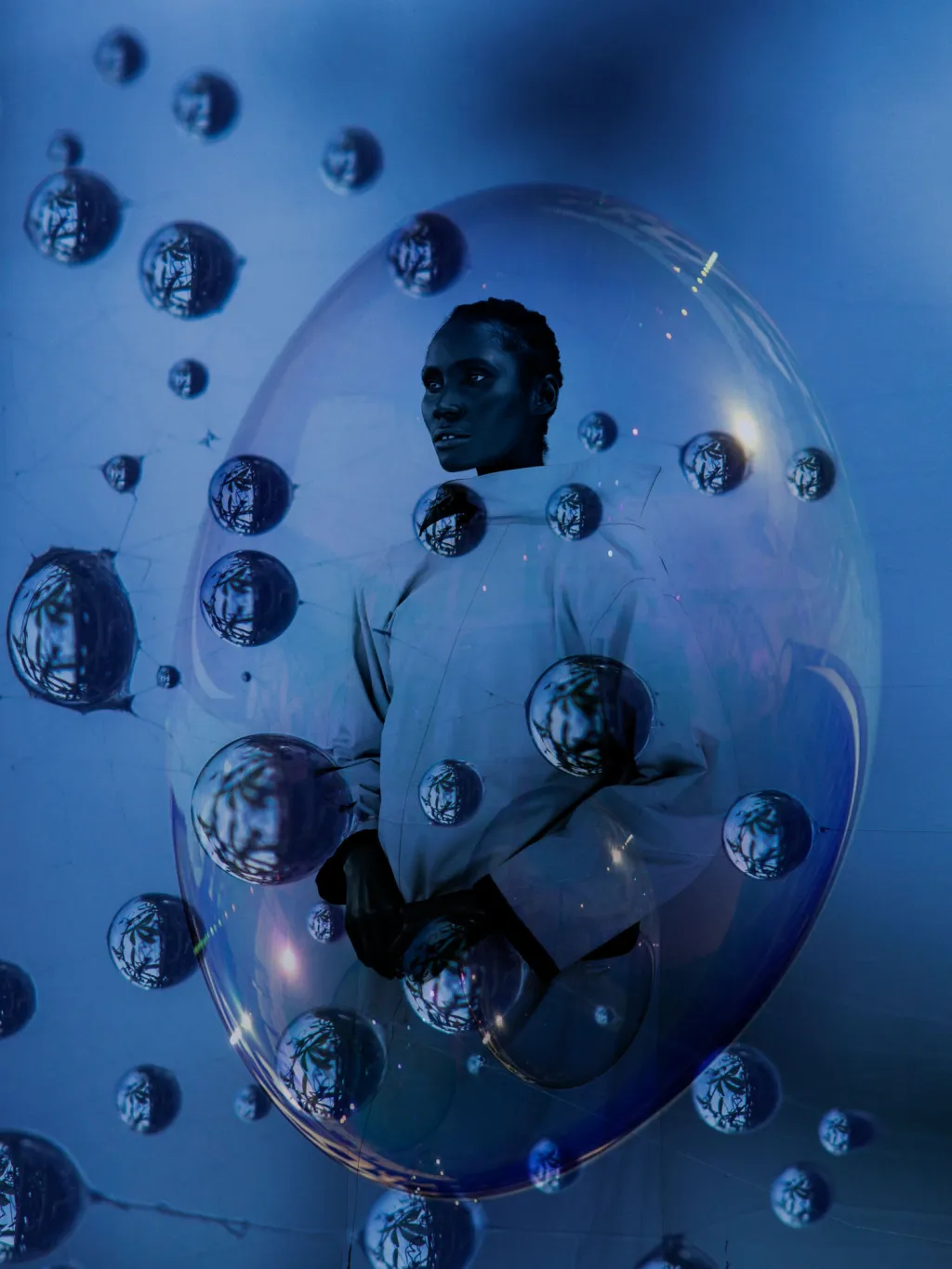 Djeneba Aduayom (kategorie Creative). „Projektem s názvem Capsulated se snažím interpretovat imaginární vnitřní svět četných emocí a stavů mysli způsobených odmítnutím, samotou a stereotypy. Když jste uvnitř bubliny, vnímáte svět jako bublinu. I já jsem zapouzdřený ve své bublině, připojen i odpojen zároveň. Introvert ve světě extrovertů.“