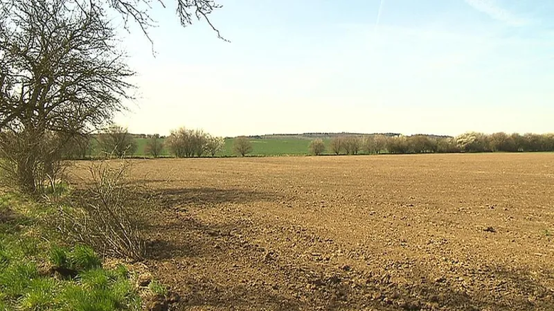 Místo pole by v Drahelčicích mělo být jezdecké centrum