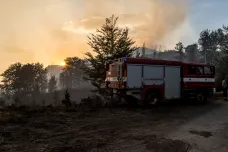Hasiči pátým dnem bojují s požárem v Českém Švýcarsku. Pomáhají jim italské letouny i zdravotnický Golem