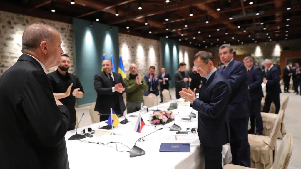 Erdogan a obě delegace před jednáním v Istanbulu