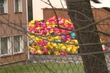 Firma nestíhala likvidovat zdravotnický odpad, tak ho ukládala ven. Hrozí jí sankce