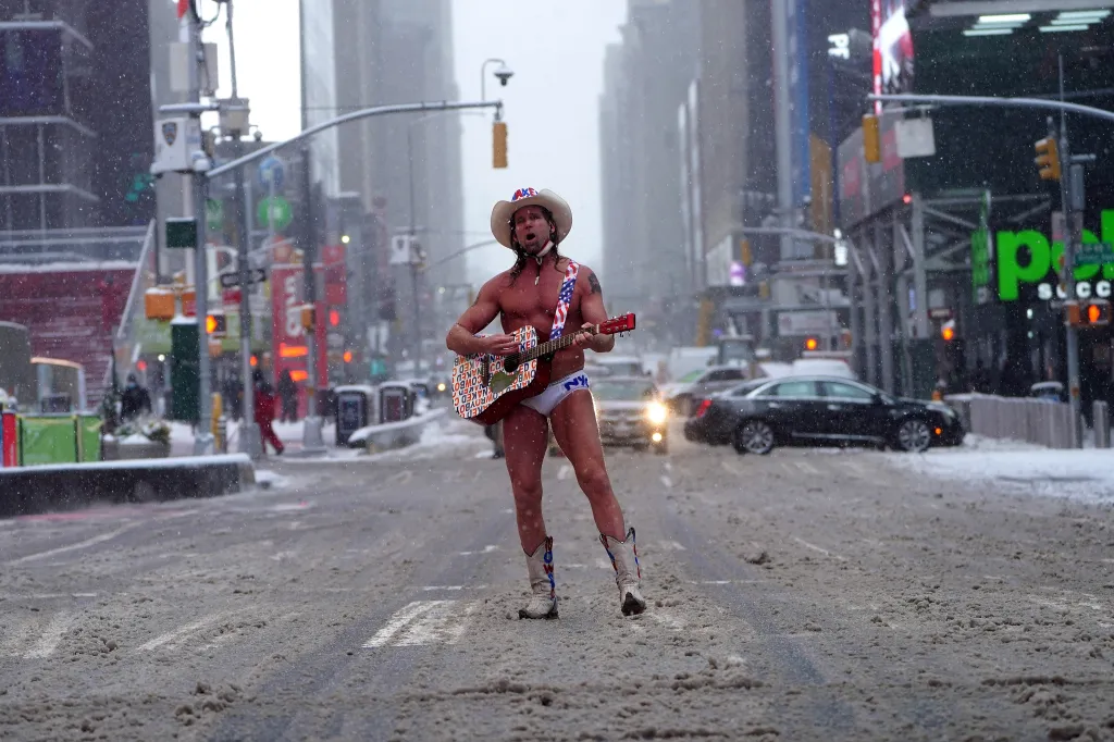 Robert Burk je stálicí newyorského Times Square, a to i přes pandemii. Z čela panoptika „Velkého jablka“ polonahého kovboje nesesadila ani sněhová kalamita, která zasáhla Spojené státy
