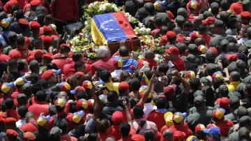 Tisíce lidí vyprovázejí rakev s Chávezovými ostatky