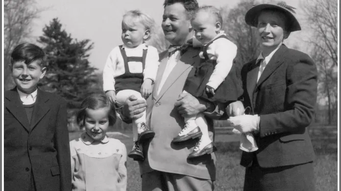 Rodina Šlapetova v roce 1949 (Vladimír v náručí otce)
