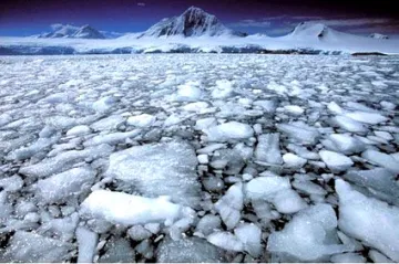 V Antarktidě zastaveno pátrání po pohřešovaných z potopené lodi