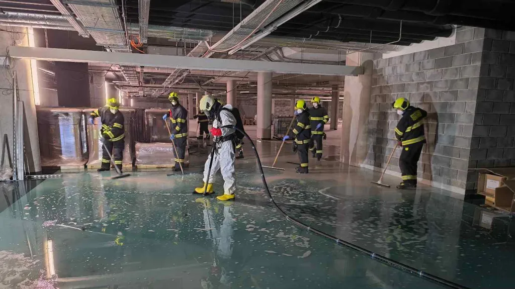 Hasiči Královehradeckého kraje likvidují uniklý fridex