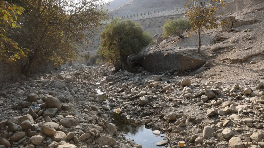 Pohled na koryto řeky Kan v Teheránu