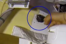 Byl to asi omyl bez zlého úmyslu. Původ otvoru v plášti lodi Sojuz podle Roskosmosu zůstává záhadou