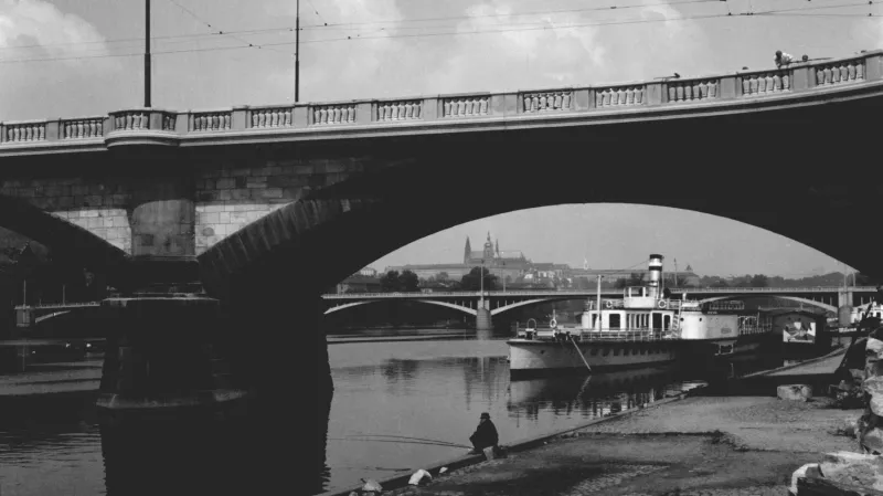 Parník Vyšehrad (dříve Dr. Edvard Beneš) – již po přejmenování, ale stále v původním provedení