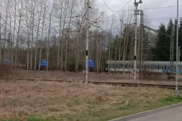 Snímky zachycují vlečky u armádního skladu. Zda jde o zbraně pro Ukrajinu, nechce stát komentovat