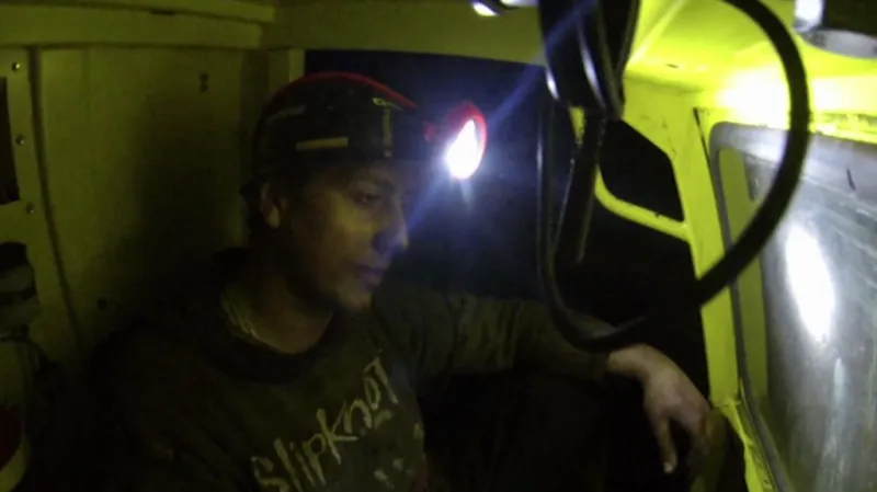 Horník ve speciálním vlaku v chodbici