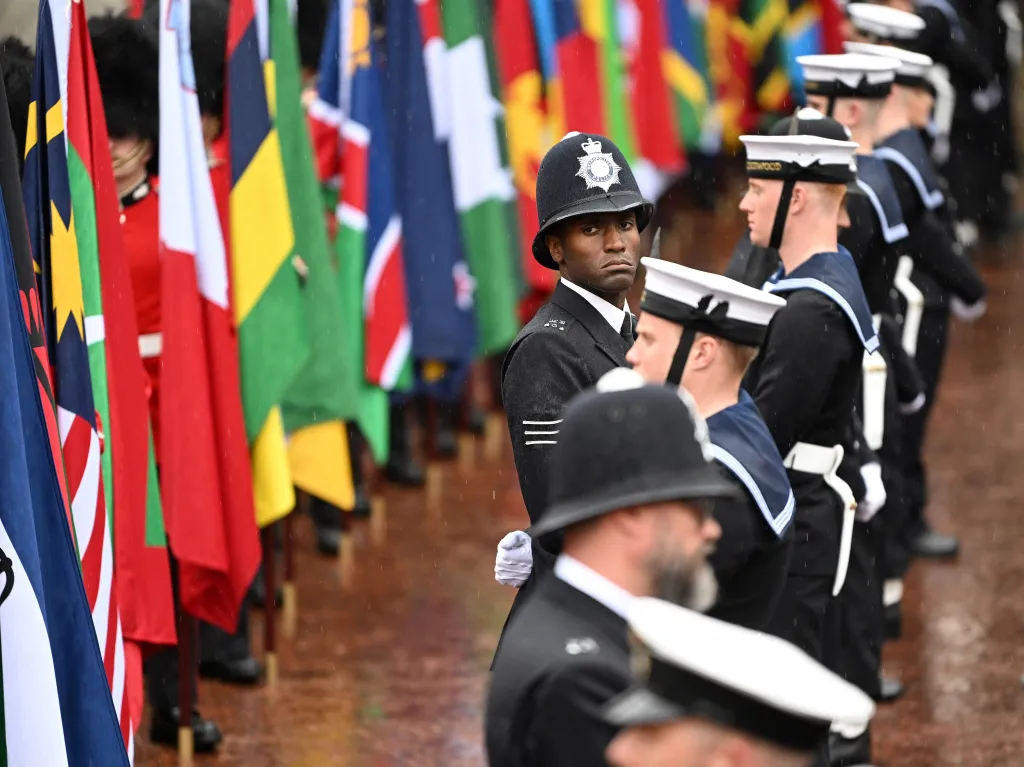 Strážník dohlíží na pořádek v ulici Mall