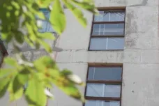Nezisková organizace instaluje „nezničitelná“ okna napříč Ukrajinou