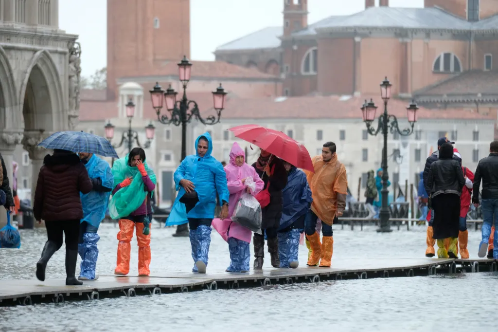 Po chodnících lze pak relativně suchou nohou překonat Benátky na cestě za památkami, za nákupy, ale třeba i při běžeckém závodu