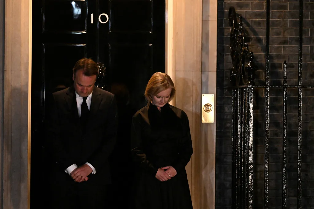 Trussová a její manžel Hugh O'Leary drží minutu ticha za zesnulou královnu (18. září 2022)